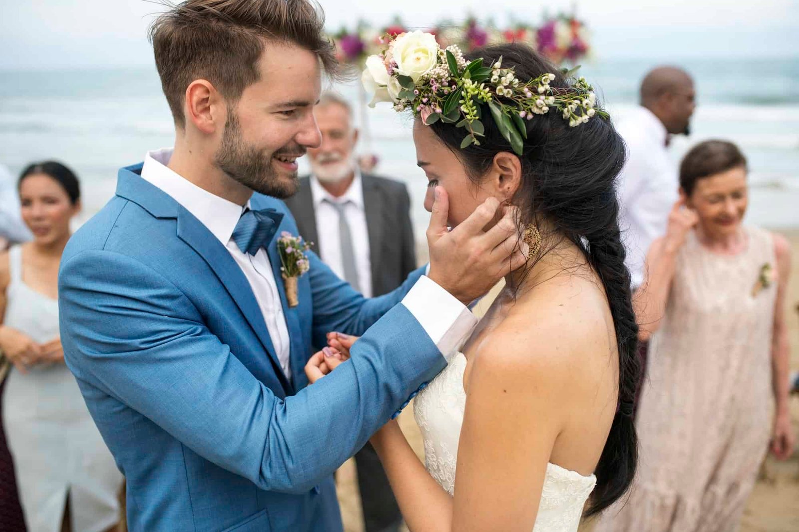 Fotos de boda imprescindibles: pareja caminando rodeada de invitados mientras el fotógrafo capta el instante