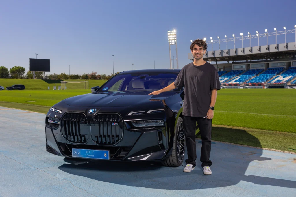 miguel de fotógrafo urgente en el Bernabeu junto a un Bmw