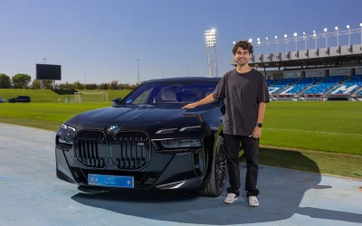 miguel de fotógrafo urgente en el bernabeu junto a un bmw